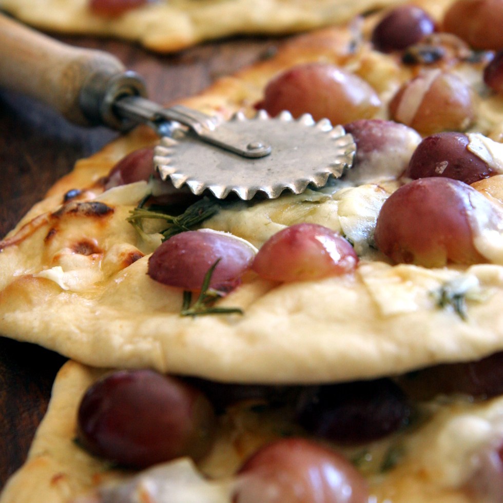 Druiwepizza met parmasaan en heuning