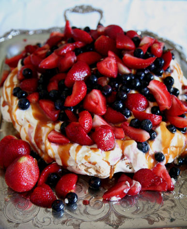 Pavlova met attitude en soutige toffiesous