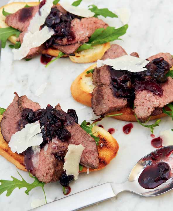 Lungi se volstruis en kersiemarmalade crostini R