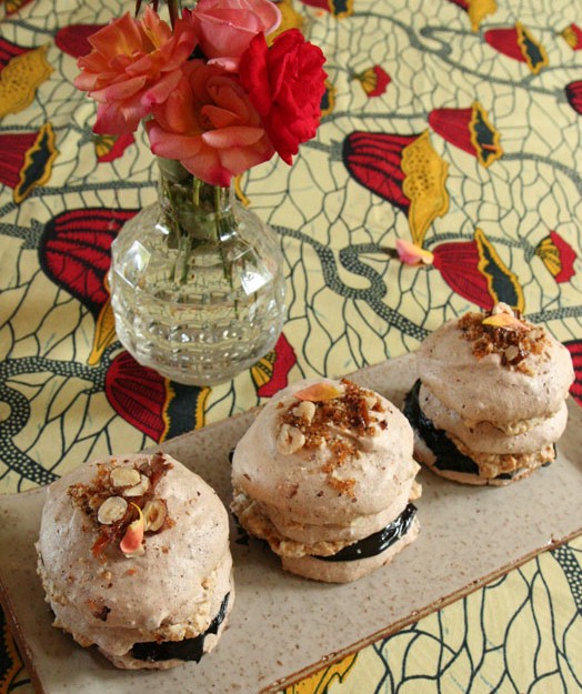 aaa 3 meringues op lap met roos IMG_3061 Small