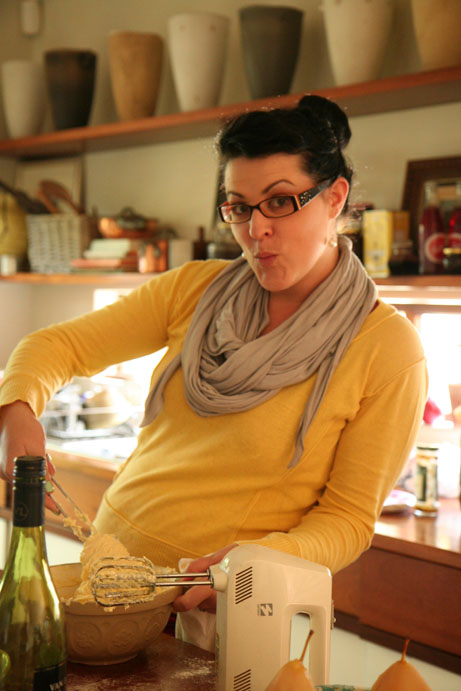 Roxy Laker, my kollega is 'n uitstekende fotograaf en lekker eter, maar nie juis lief om self te bak en brou nie, behalwe met die peerkoek - hier help vou sy die meel in die eier/suiker/botter mengsel in. 