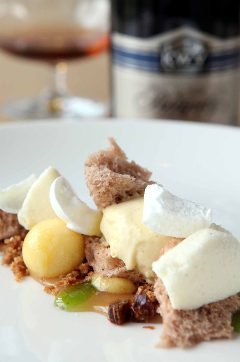 Ou Kaapse brandewynpoeding nuutgeskep deur Richard Carstens (Tokara) saam met potketel brandewyn. Foto: Samarie Smith