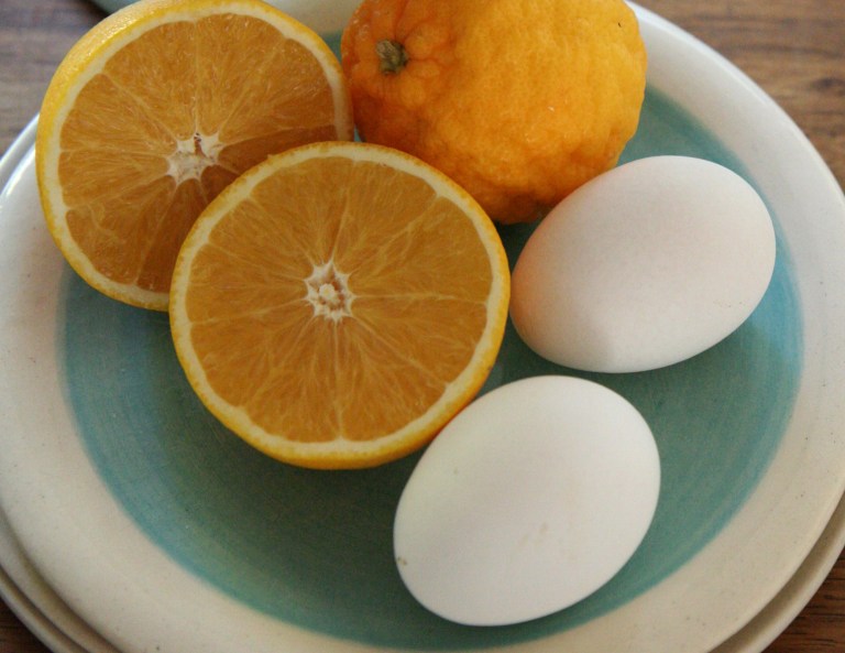 Twee spierwit eiers onder die 12 bymekaar gemaak op Spier se plaas