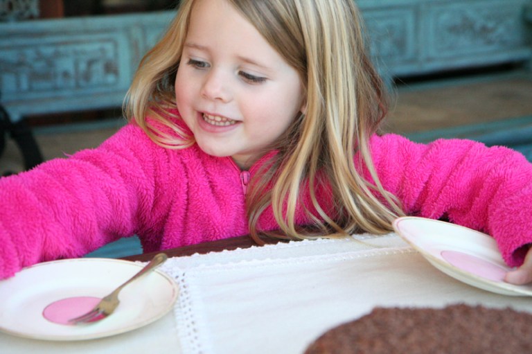 Die liefste klein kuiergas hou sommer twee bordjies reg vir sjokoladekoek (foto Roxy Laker) 