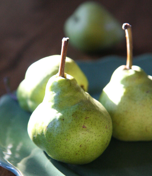 Minnaars moenie saam aan 'n peer eet nie: dit bring skeidng glo die Chinese. Foto: Ian