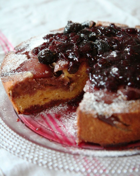 Pere in Pinotage; kersies uit die spens, amandel- en vanieljegeure: wat is NIE lekker aan hierdie koek nie! (Foto Errieda) 