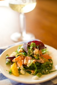 Sjef Ian Bergh se gerookte forel-, ricotta en sitrusslaai met vanieljeslaaisous vry na Sauvignon Blanc hierdie somer. Foto Fritz Brand 