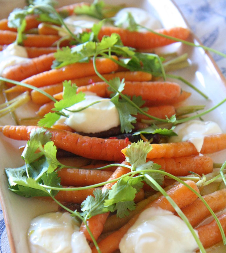 Jong wortels, koljander en jogurt met lemoensap-slaaisous