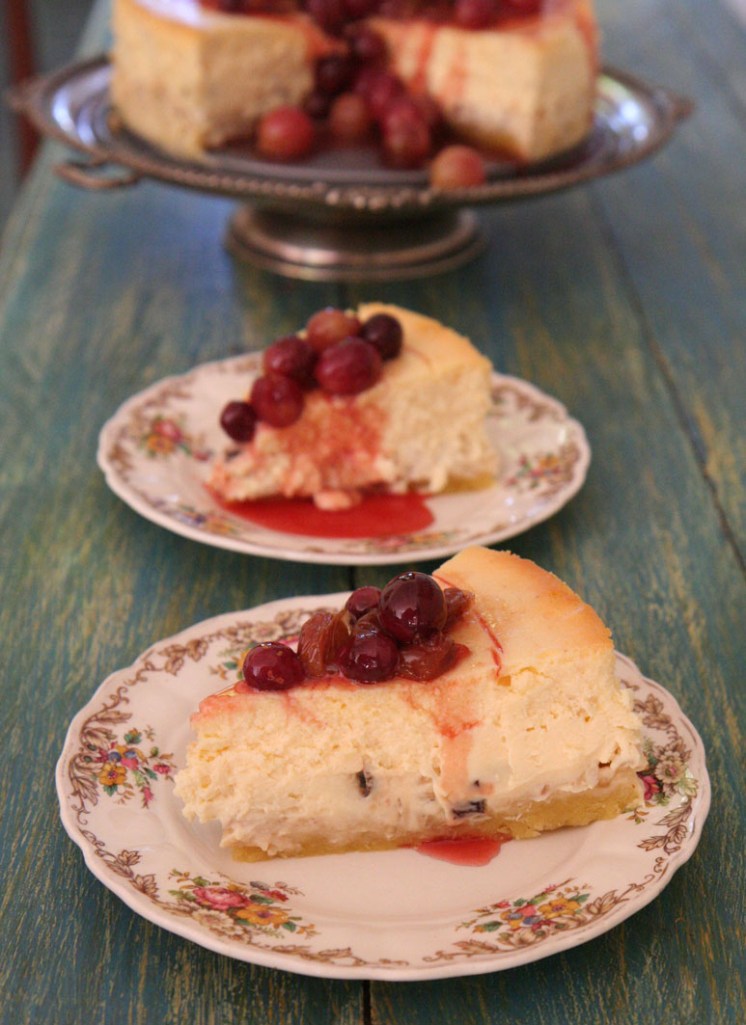Oesfees kaaskoek met tipsy sultanas in die vulsel, haselneut op die kors en druiwe in heuning en verjuicestroop  