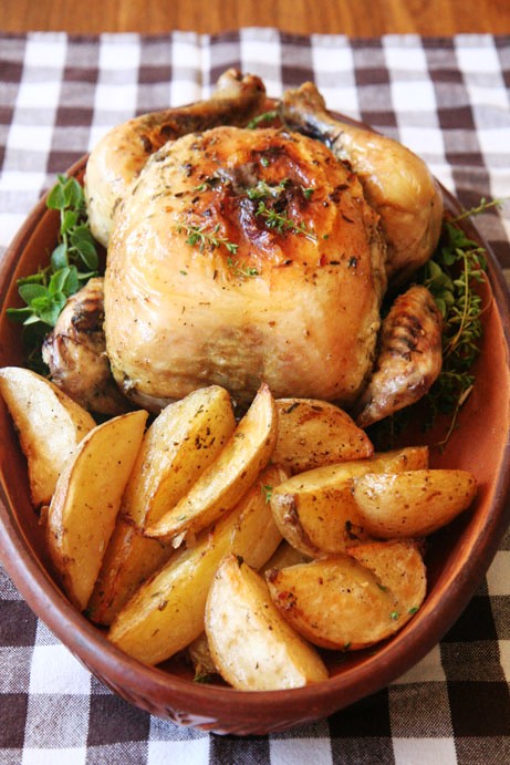 My langafstand hoendertjie met sy aartappel drafmaats. Ian het die foto geneem. Die ou bruin Lieberman bak het my ma in die sewentigs as geskenk gekry. Sy het dit min gebruik en was liewer vir Pyrex. Ek het weer gedink die bruin erdeware was die mooiste denkbaar. 