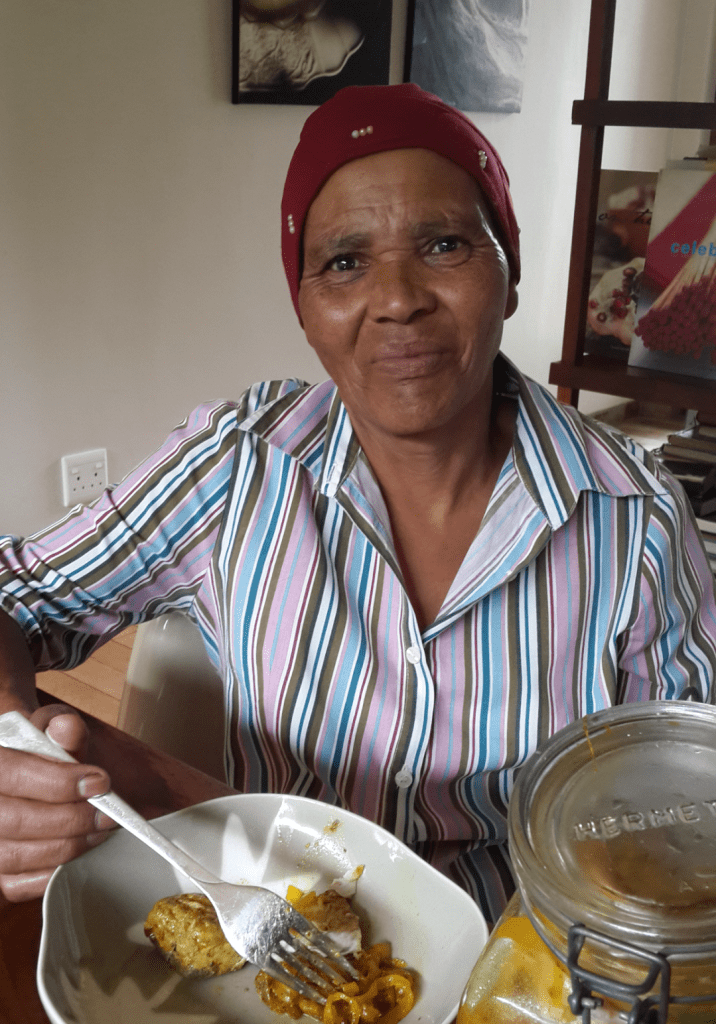 Annie proe aan my kerrievis en verklaar my hand veels te swaar met die branderige speserye. 