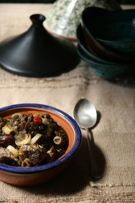 Koffie en dadeltagine uit ons boek Huiskok Glanskok. Foto deur Samarie Smith 