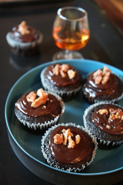 Brandewyn en coke kolwyntjies 'n kultuurkoekie met 'n Kaapse knertsie. Foto: Ian du Toit.