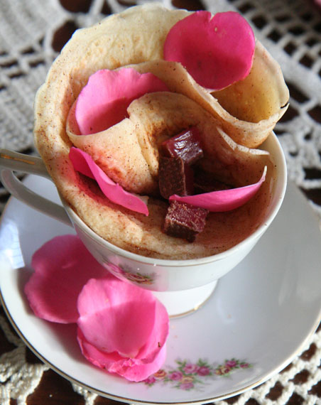 Eierlose pannekoek vir Tannie Poppie in 'n rooskoppie. 