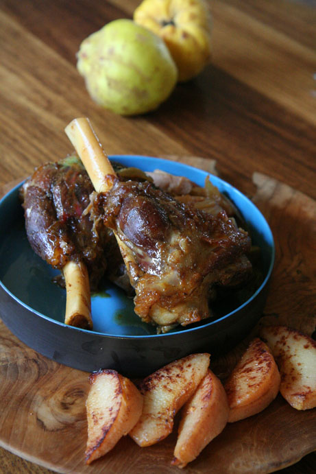 Sondagskenkel en kwepers, met ekstra kwepers in botter tot neutbruin gebraai, /die turkooisbak is deur die keramiekkunstenaar Diana Ferreira.