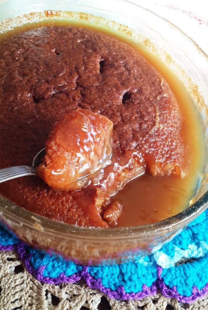 Gemmerpoeding bak in sy eie stroopbad.