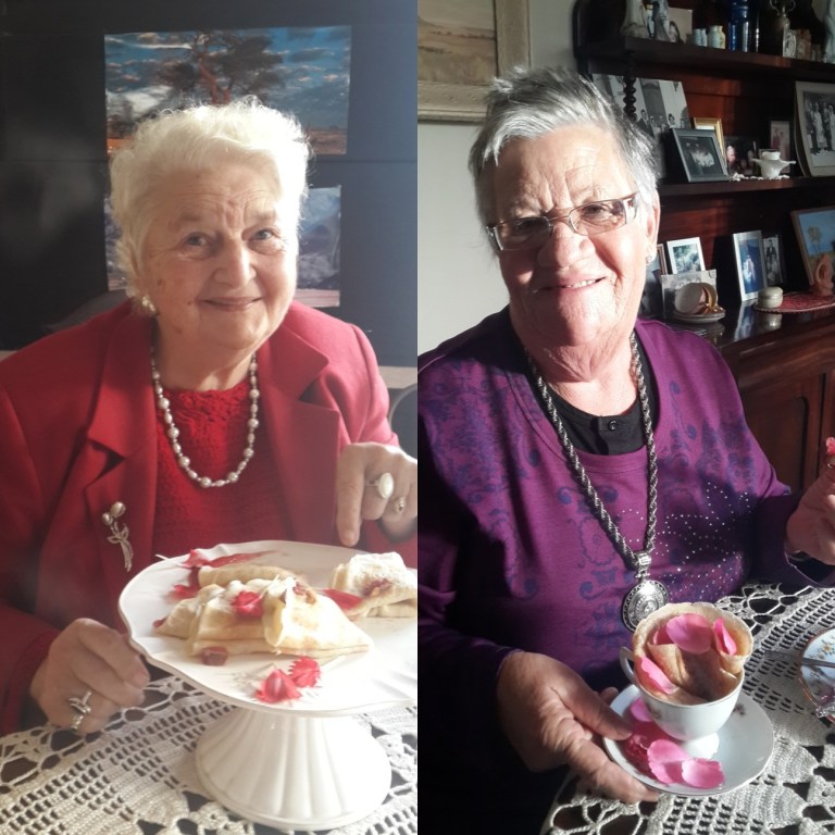 Ma Inez met die Turkse lekker 'pannekoek vir pa's (links) en Tannie Poppie met die eierlose pannekoek in 'n rooskoppie