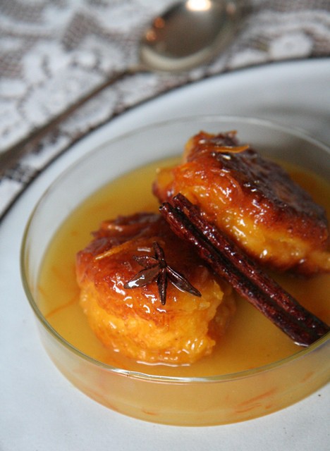 Laataand skep my pampoenprins voor slaaptyd van die oorskiet-poffertjies in. Die liefde blom. 