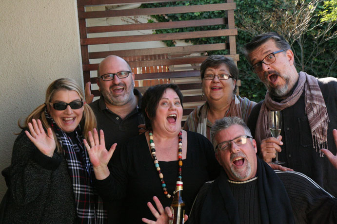 Die manne wat vir die gevulde uie wolwefluite gegee het Sondag, cheer saam met my twee kossusters die gedienstige ui aan. Ian het die foto geneem. L na R: Anel, Righardt, ek, Daleen, Rick, Pieter