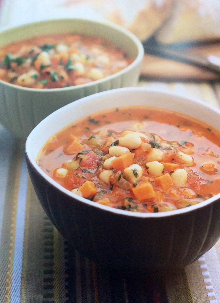 Die geblikte borlottibone kan met geblikte canellinibone vervang word - of natuurlik spikkelbone uit die pakkie wat jy oornag moet week. Foto Soups and Breads, Janice Price.