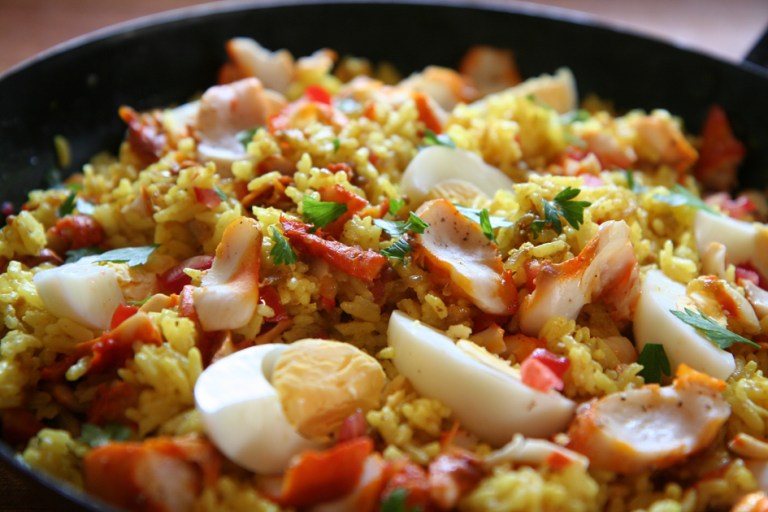 Hier het ek die speserye en gestoeerde uie deur die gaar rys geroer, maar maak ook soms 'n kerriesous vir die eiers en skep dit bo-op vir 'n twee-in-een onthougereg. 