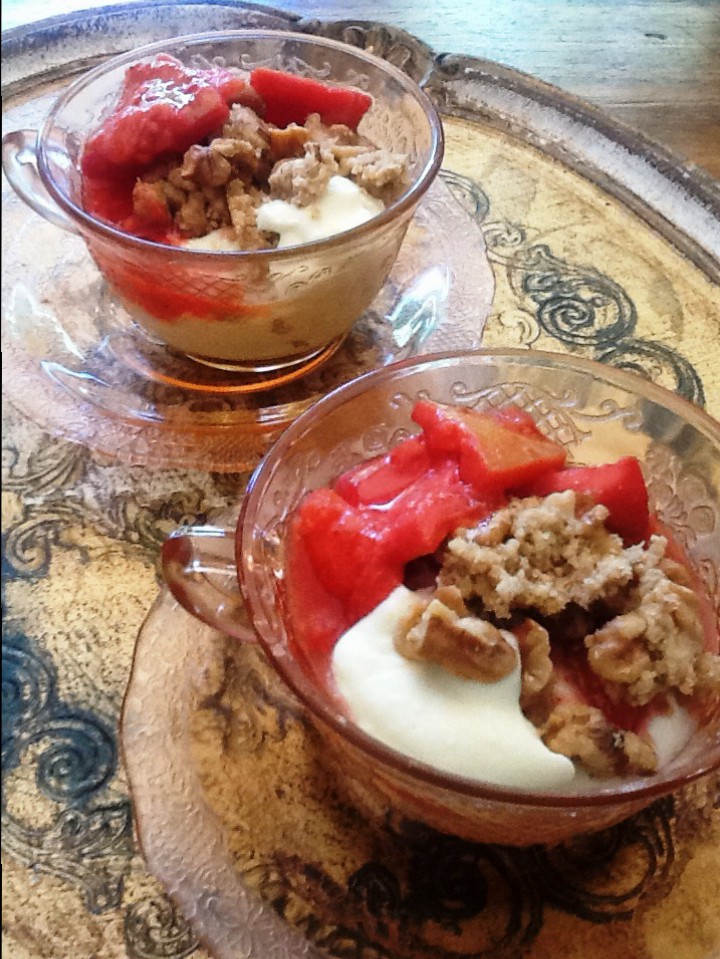 Gestoofde koejawels met okkerneutfrummel - bedien met gegeurde room of pleinweg net met Ideal melk. (Foto Ian)