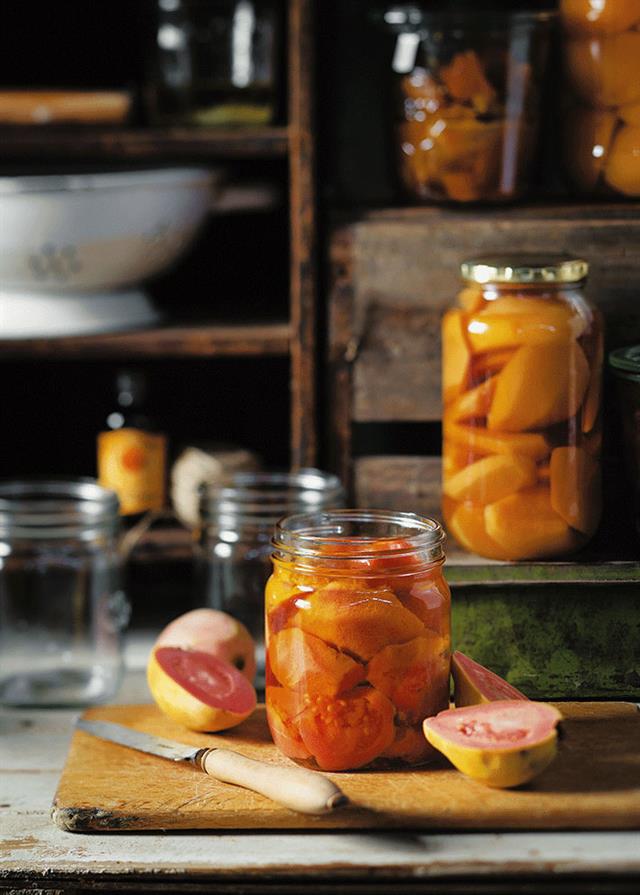 Vickie de Beer van Rooi Rose se saffraankoejawels. 