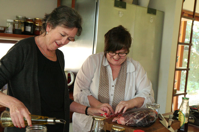 Anita en ek takel die wildsboudjie saam. 