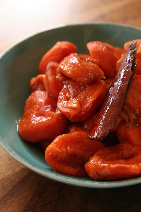 Die perskes het ek gestowe in heuningtee (of rooibos) met kaneelstok en nartjieskil. Vir soetighed bietjie esdoringstroop. 