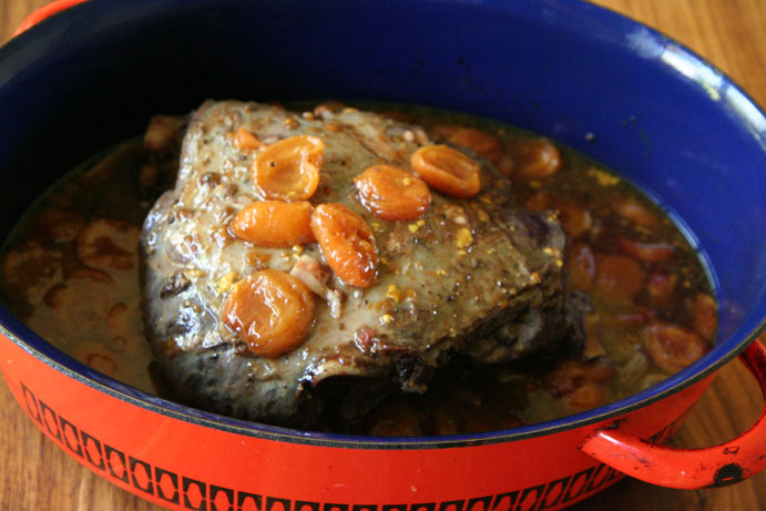 Die boudjie het nog so 2 uur om te gaan. Gooi so nou en dan die vleissous oor of draai om. 