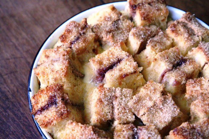 Bedien hierdie toebroodjiepoeding op 'n koel lentedag of wanneer jy na jou skooldae verlang met 'n skeppie roomys. 