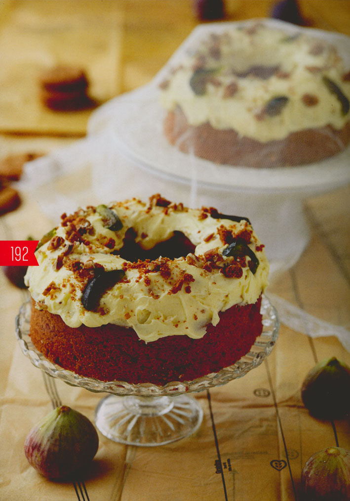 Erika Lubbe van die VLV Kapland se Patat en Vye neutekoek.  Foto Kokkedoor Versamelresepte