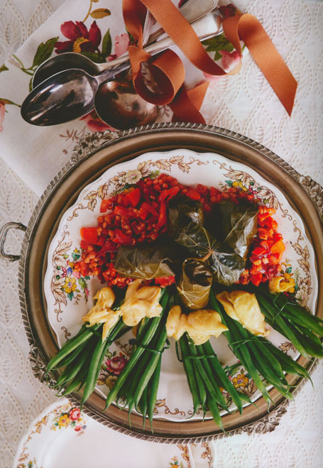 Groenboonbondels met kerriemayonnaise, saam met koring-koperpennieslaai. (Foto: Kokkedoor: Die Kookboek)