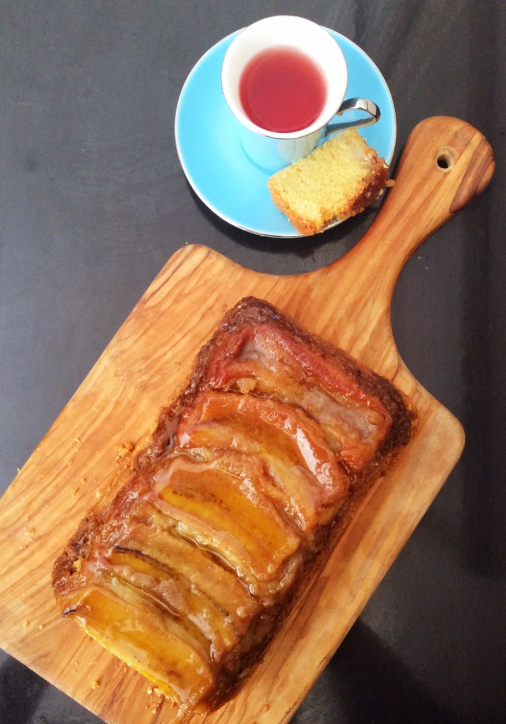 Die koek het 'n sagte, klam krummel en ontwikkel selfs meer smaak met 'n bietjie staan.