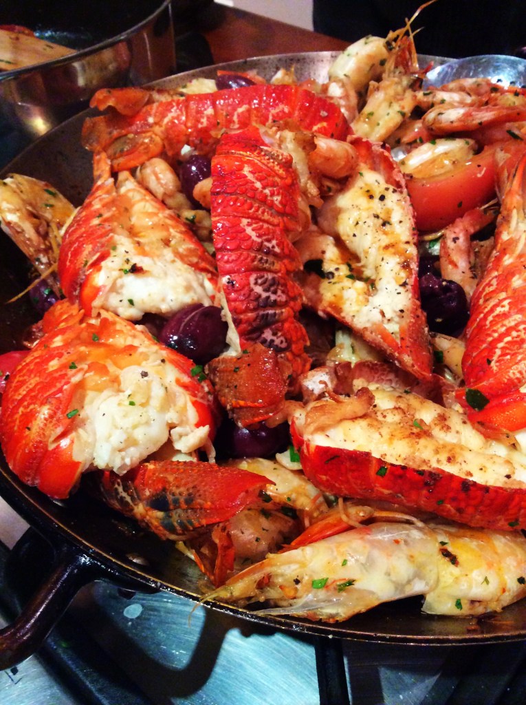 Garnale met 'n kreefkroon en Pernod-pansouse. 