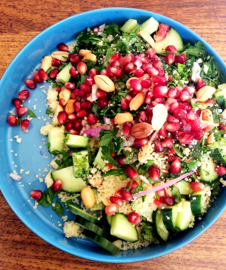 Juweelslaai met granate, couscous en grondbone 