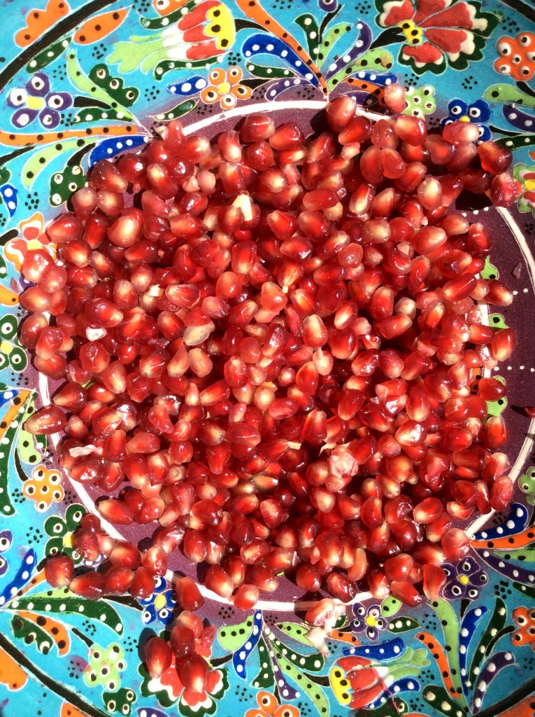 granate in blou bak uitgedop