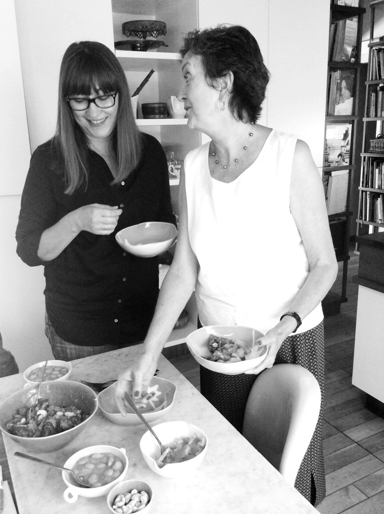 Kollegas Gina en Anita toets-proe die kerrierige groenboontjiebredie bedien met sousboontjies en tamatiesambal