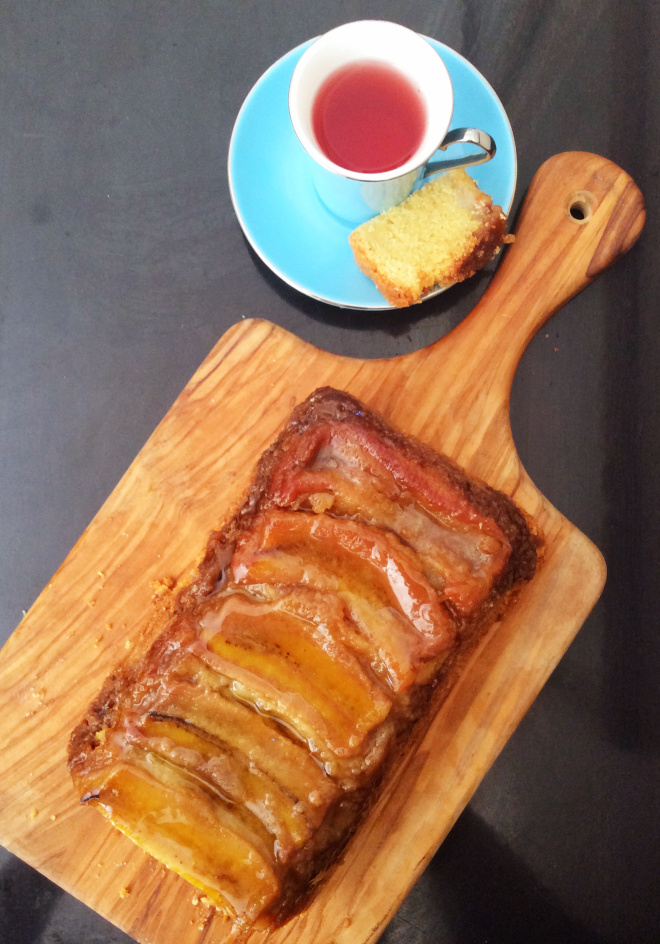 Die koek het 'n sagte, klam krummel en ontwikkel selfs meer smaak met 'n bietjie staan. 