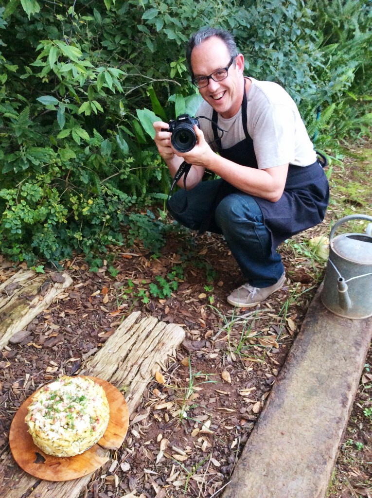 Op so 'n mooi herfsdag wil mens in die tuin wees - ons het selfs die kos in die buitelug afgeneem.