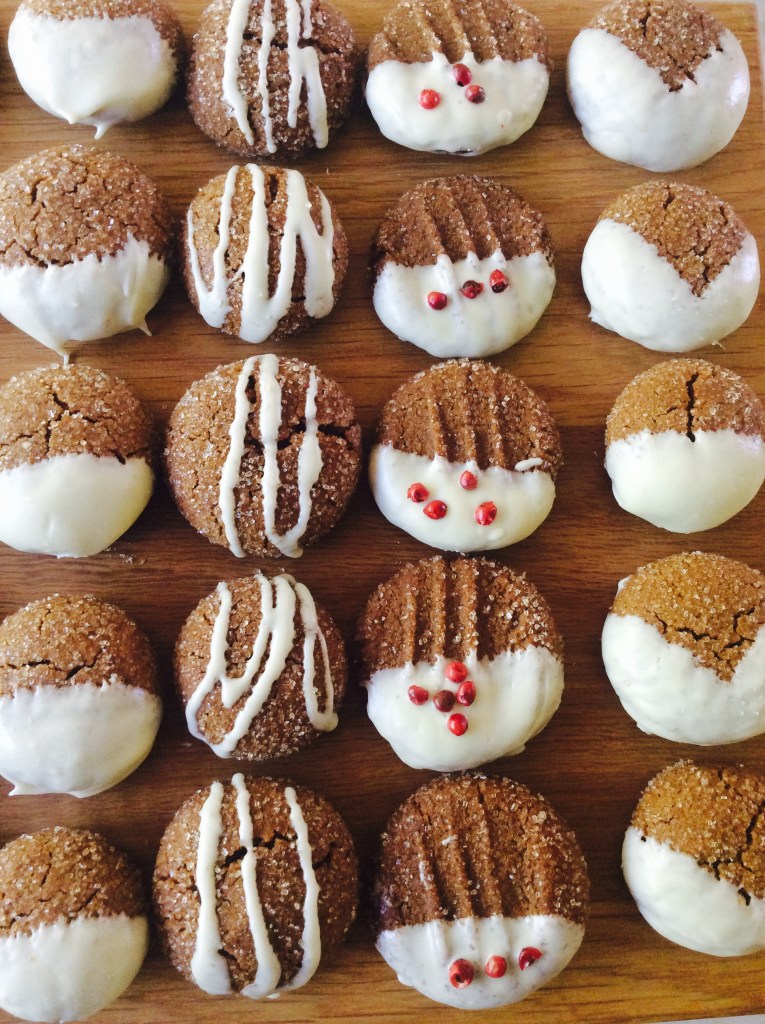 Gemmer-kaneelkoekies in witjsokolade gedoop vul die huis met warm geure. 