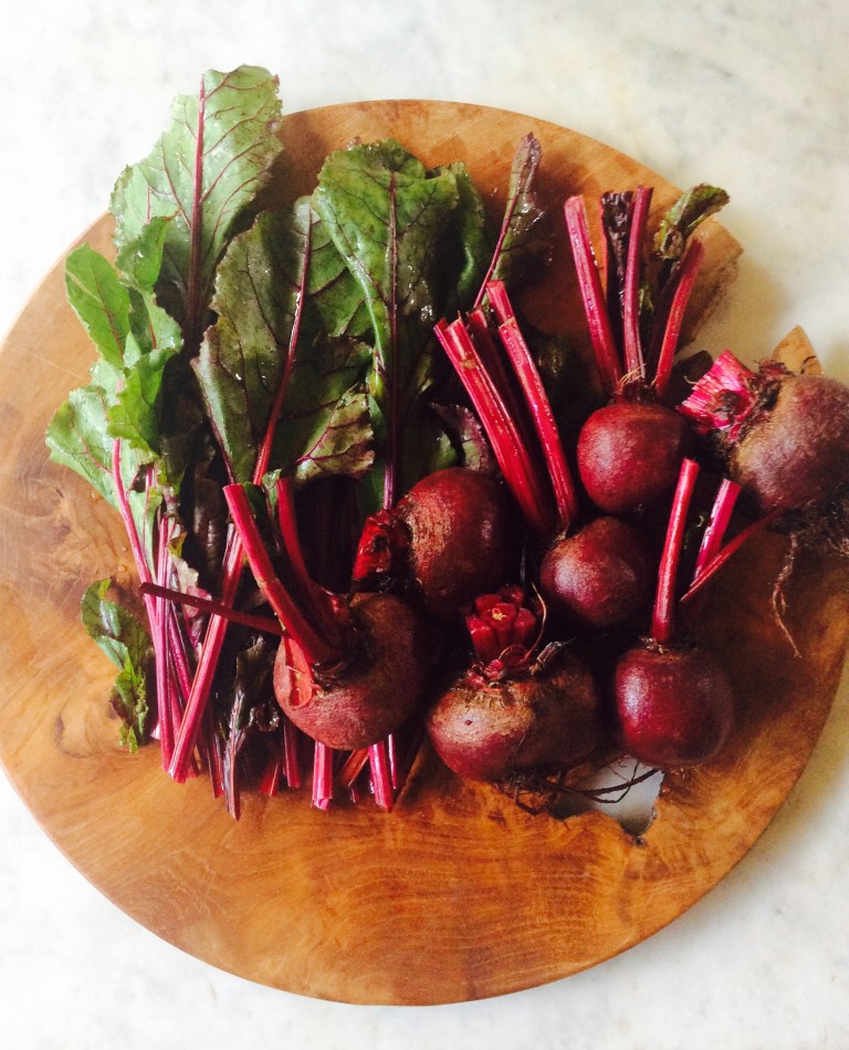 Ek het trots teruggekom van die Oranjezicht plaasmark met hierdie beeldskone beet met hul kroonblare.