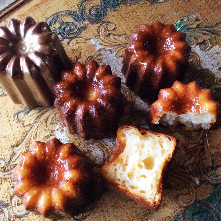 Binne en buite beeldskone gebak. /dis die kombinasie van die harde, gekaramelliseerde kors en die ryk, gebakte vanielje-rum gegeurde vla binne wat die magic is. Vergelyk ons poging met Dominque Ansel s'n onder. Dit wys jy hoef nie 'n patisserie-kenner te wees nie - self huiskokke kan die beauties baasraak. 