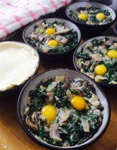 Breek 2 kwarteleiertjies In elke bakkie voor die deeg lagie oorkom.