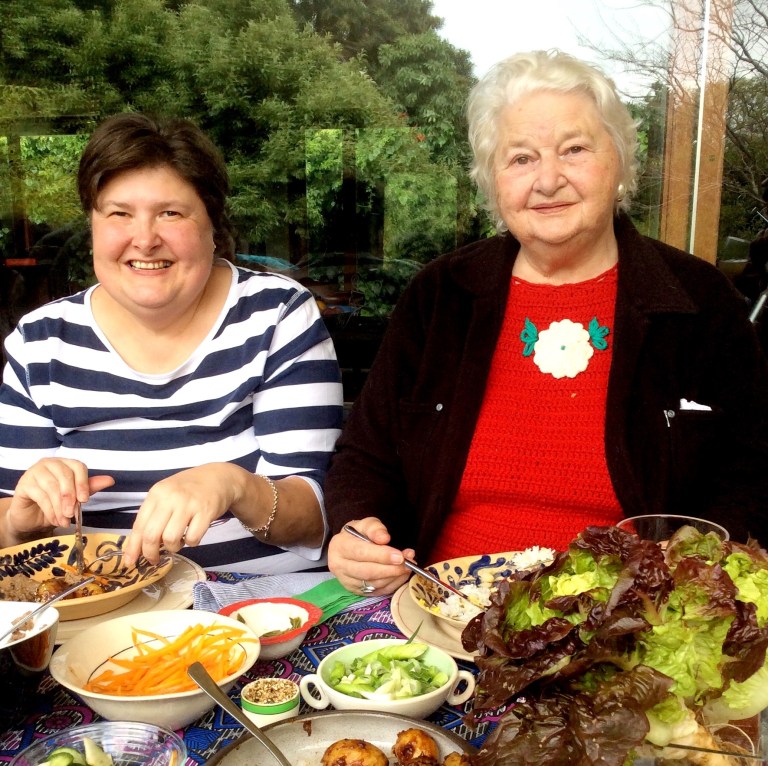 Ek dra die storie op aan my ma Inez Espost wat op 87 niks van haar avontuurlustigheid verloor het nie. Langs haar is Annamie wat met haar liefdevolle versorging van ons Ma vir my 'n suster geword het. 