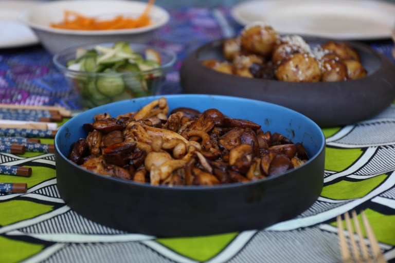 Bykosse soos sampioene met mirin en aartappeltjies met sojasous-en sesamekaramel dra by tot opwindende geure met alledaagse bestanddele 