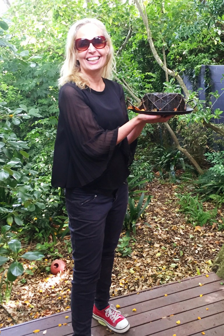 Mari Louis met sak en as koek