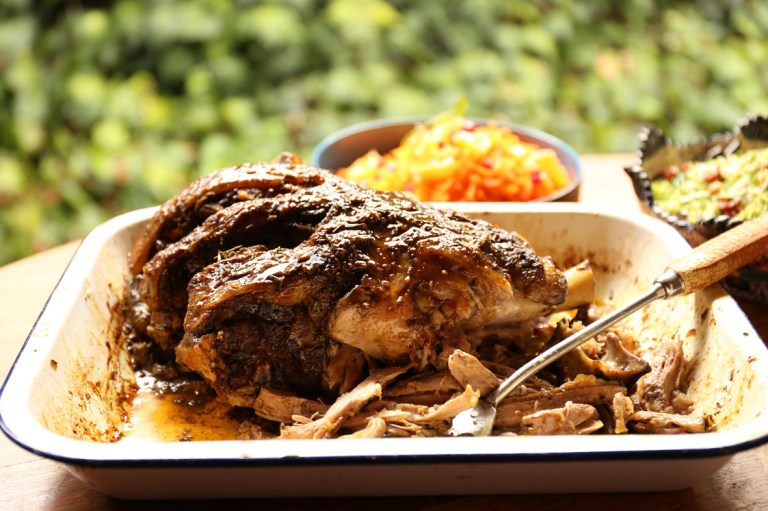 Eet nadenkend op Paas-Sondag aan lamsblad of lamsboud.