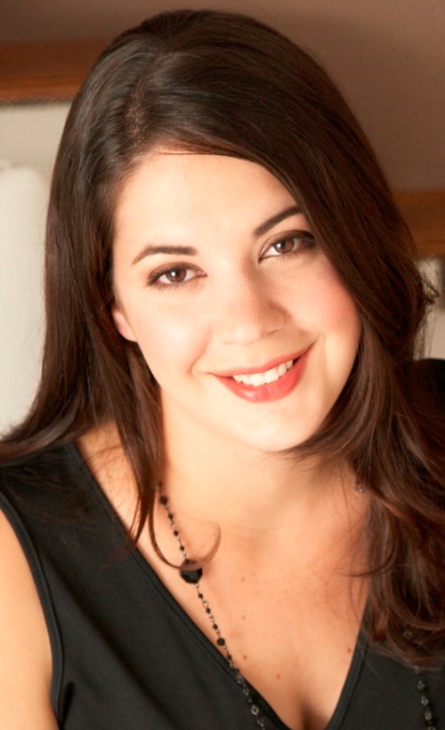 Na 17 jaar in die kos-mediabedryf begin Arina nou 'n nuwe fase in haar loopbaan. PLAASKOS bevat resepte iot haar grootwordjare en haar gunstelingsmake wat haar pad as kosskrywer en stilis gekruis het. 